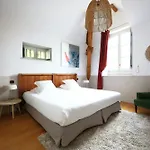 Old Reborn As An Elegant Getaway With Pool Garrevaques