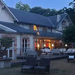 Old Reborn As An Elegant Getaway With Pool Ferienhaus