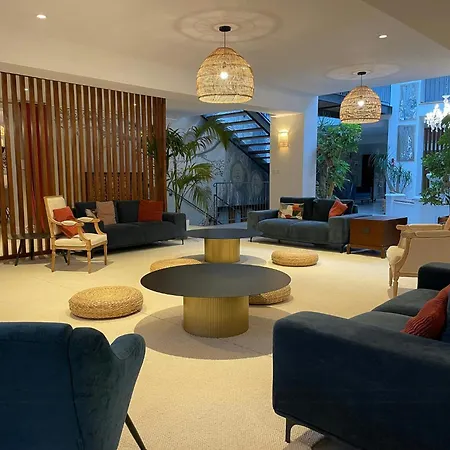 Old Reborn As An Elegant Getaway With Pool Garrevaques