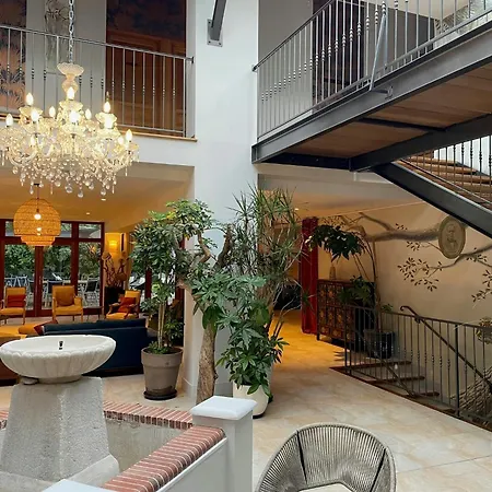 Old Reborn As An Elegant Getaway With Pool *