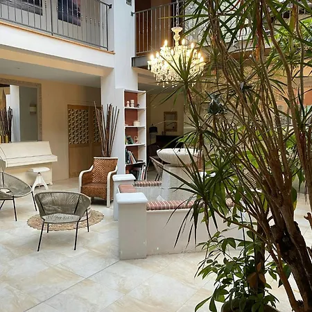 Old Reborn As An Elegant Getaway With Pool Garrevaques