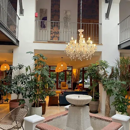 Old Reborn As An Elegant Getaway With Pool Vakantiehuis Garrevaques