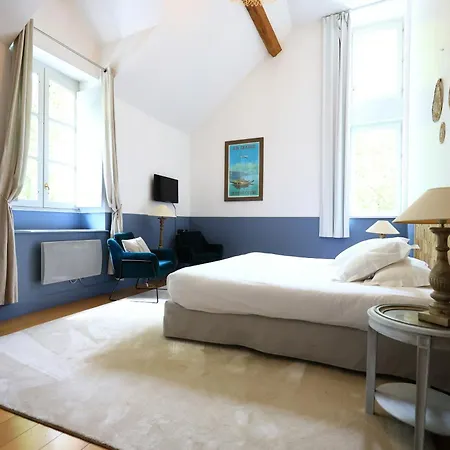 Old Reborn As An Elegant Getaway With Pool Garrevaques