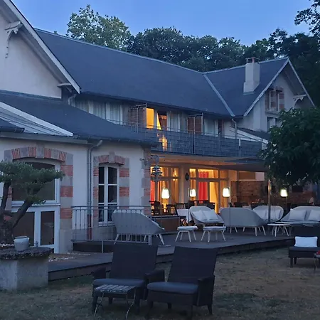 Old Reborn As An Elegant Getaway With Pool Vakantiehuis