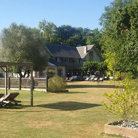 Vakantiehuis Old Reborn As An Elegant Getaway With Pool *