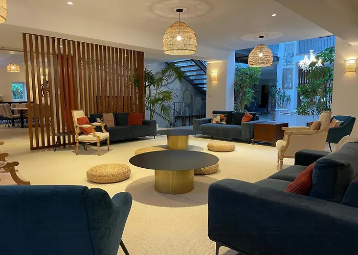 Old Reborn As An Elegant Getaway With Pool Garrevaques