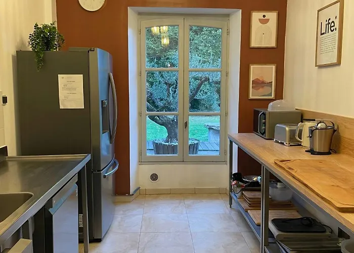 Dom wakacyjny Old Reborn As An Elegant Getaway With Pool