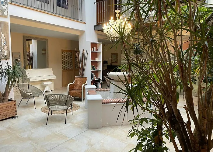 Old Reborn As An Elegant Getaway With Pool Garrevaques