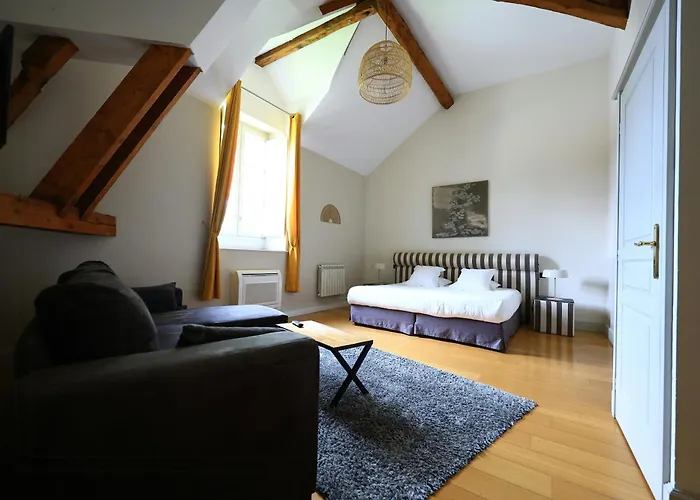 Old Reborn As An Elegant Getaway With Pool Garrevaques