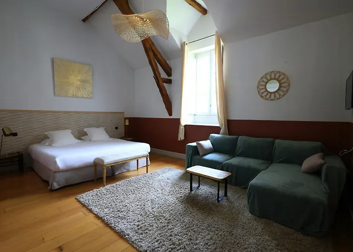 Dom wakacyjny Old Reborn As An Elegant Getaway With Pool