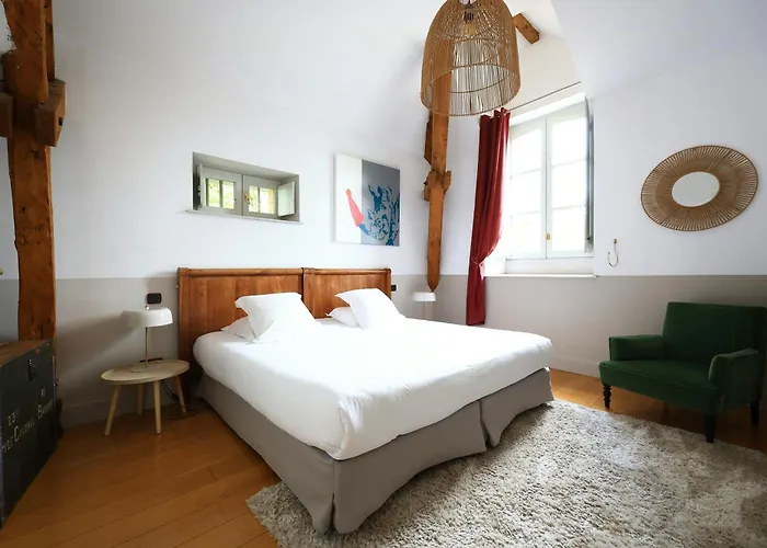 Old Reborn As An Elegant Getaway With Pool Garrevaques