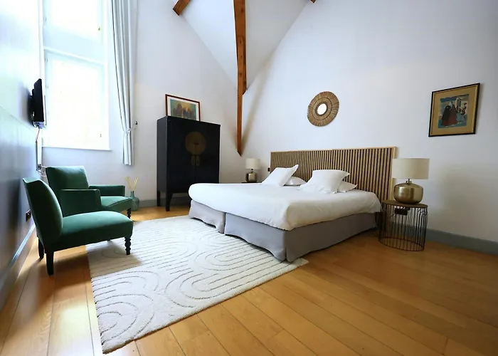 Dom wakacyjny Old Reborn As An Elegant Getaway With Pool Garrevaques